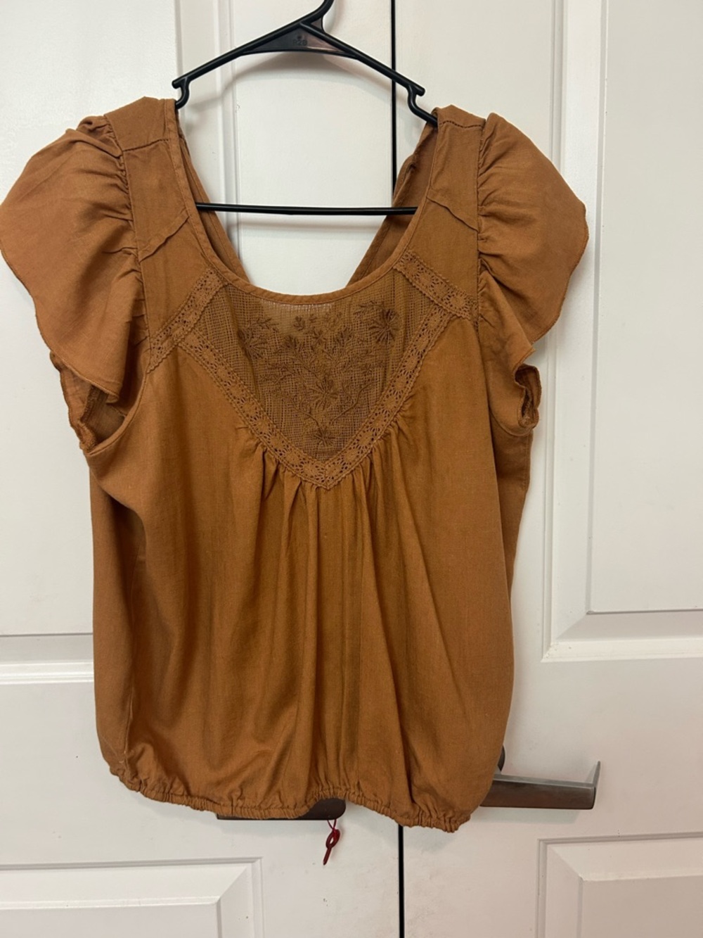 Love on a hanger Women’s Scoop Neck Flutter Sleeve Top - Rust